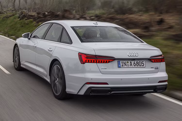 Như vậy, giá xe Audi A6 2.0 TFSI 2019 rẻ hơn 4.800 USD (khoảng 111,5 triệu đồng) so với bản Audi A6 3.0T Premium 2019. Trong khi đó, phiên bản 2.0 TFSI Premium Plus với nhiều trang bị hơn sẽ có giá từ 57.800 USD (tương đương 1,34 tỷ đồng).
