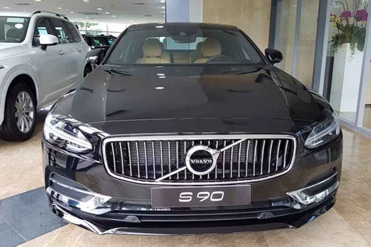 Phát triển trên nền tảng Scalable Platform Architecture (SPA) chung với dòng SUV XC90 của Volvo, S90 có thiết kế trẻ trung, sang trọng. Kích thước của xe gồm; dài 4.963 mm, rộng 1.890 mm, cao 1.443 mm, chiều dài trục cơ sở 2.941 mm. Xe sở hữu cặp đèn pha có các dải LED hình chữ T, lưới tản nhiệt nan dọc sang trọng và cản trước đơn giản.