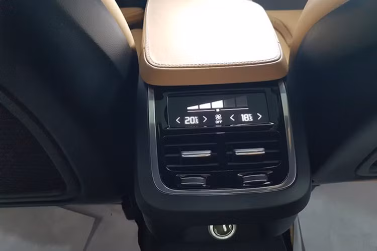 Volvo S90 phiên bản T5 Inscription được trang bị điều hòa 4 vùng độc lập. Những tính năng nổi bật trên Volvo S90 bao gồm hệ thống lái bán tự động mang tên Pilot Assist đã từng lần đầu tiên ra mắt trên XC90. Hệ thống sẽ giúp xe duy trì trong làn đường ở vận tốc lên đến 130 km/h.