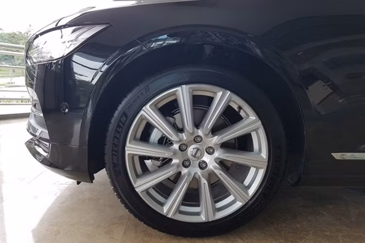  Phiên bản S90 T5 Inscription tại thị trường Việt Nam được trang bị bộ vành 10 cánh 19 inch, càng làm tăng sự sang trọng và thanh lịch cho chiếc xe. Được nhập nguyên chiếc dưới dạng xe mới về Việt Nam, xe được trang bị hệ thống phanh khẩn cấp tự động (AEB).