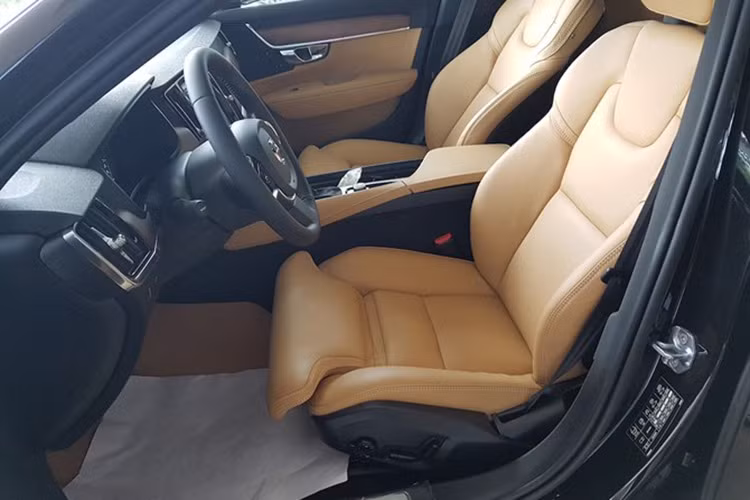 Không chỉ sử dụng các vật liệu cao cấp như da và gỗ tự nhiên, nội thất của S90 còn gây ấn tượng bởi sự cầu kỳ tới từng tiểu tiết. Điều này được thể hiện ngay cả ở những chi tiết như núm điều chỉnh góc nghiêng của các khe gió điều hòa được phay vát cạnh tinh xảo.