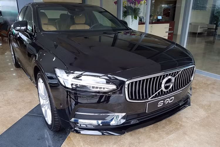 Tại Việt Nam, phiên bản S90 T5 Inscription được phân phối chính hãng và sẽ có mức giá 2,7 tỷ đồng. Mẫu xe sang Thuỵ Điển này sẽ cạnh tranh trực tiếp với các đối thủ đến từ Đức như Mercedes-Benz E-Class, Audi A6 hay BMW 5-Series.