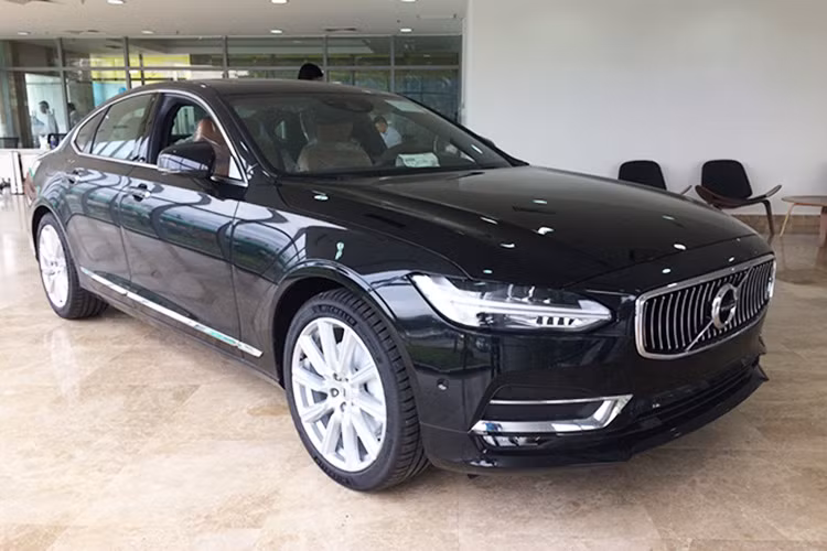 Volvo đang chuẩn bị cho việc xuất hiện tại thị trường Việt Nam với các dòng xe S90, XC90 và XC60..., trong đó mẫu Volvo S90 T5 Inscription có giá 2,7 tỷ đồng. S90 sẽ cạnh tranh trực tiếp với đối thủ E300 AMG của Mercedes-Benz hay BMW 5 Series.