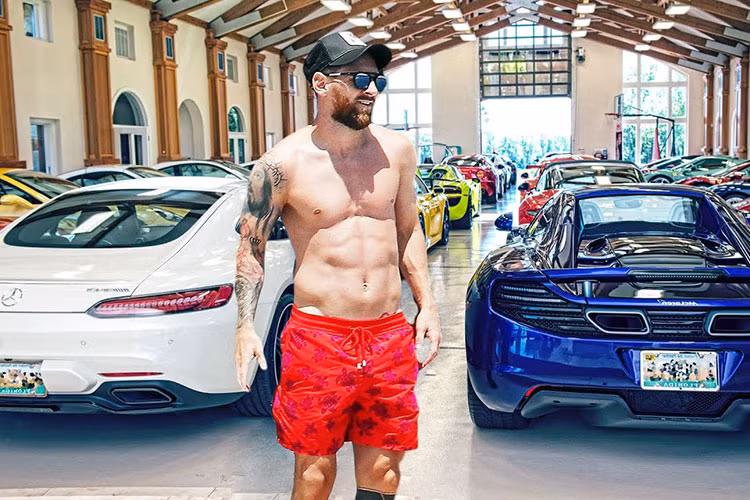 Ngoài những mẫu siêu xe hay xe siêu sang đắt tiền, Messi còn sở hữu rất nhiều mẫu xe phổ thông và hạng sang khác như Toyota Land Cruiser Prado, Toyota Prius, Cadillac Escalade, Audi Q7 hay Audi A7...