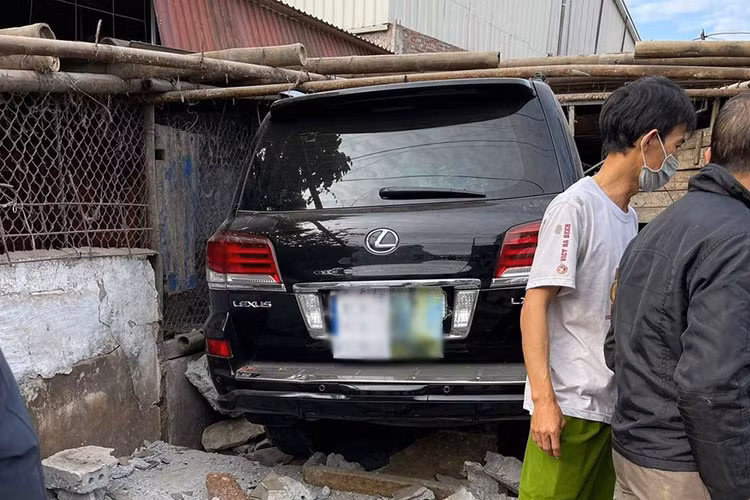 Chuyen co mat dat Lexus LX570 mat lai 