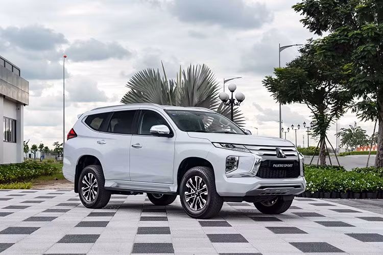 Thứ hạng của Mitsubishi Pajero Sport và Isuzu mu-X không có gì thay đổi khi vẫn án ngữ 2 vị trí cuối bảng với doanh số lần lượt là 58 và 23 xe, đều giảm so với tháng trước.