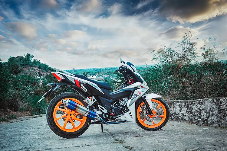 Winner 150 độ gắp NSR này khoác lên mình bộ cánh màu trắng zin nguyên bản nhưng không kém phần cá tính hầm hố, bộ mâm được sơn cam nổi bật đặc biệt thu hút khi xuất hiện trên đường, lốp sau với kích thước 140/70 -17. Ngoài ra pô (ống xã) theo xe cũng được thay thê từ pô Titanium tạo nên âm uy lực và khả năng tăng tốc tốt.
