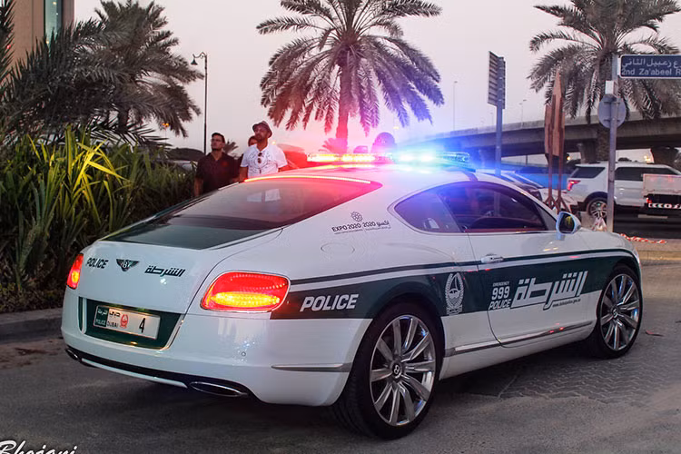 Ngoài ra, chiếc Bentley Continental GT của cảnh sát Dubai còn được trang bị hệ thống chống lật và hệ thống treo khí nén tùy chọn. Tính năng này giúp cho chiếc Bentley Continental GT V8 có thể ổn định ở các góc cua, đồng thời tạo sự an toàn, thoải mái khi lái xe.