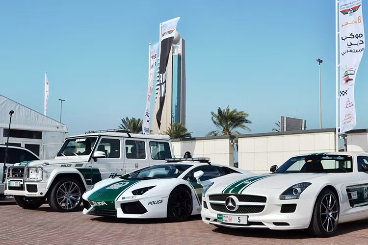 Ngoài Bentley Continental GT siêu sang, dàn xe cảnh sát ở Dubai còn có siêu xe Lamborghini Aventador giá 2,15 triệu AED (khoảng 13,8 tỷ đồng), Audi R8 Coupé V10 giá 405.000 AED (khoảng 2,6 tỷ đồng) và McLaren MP4-12C giá 399.000 AED (2,6 tỷ đồng)...