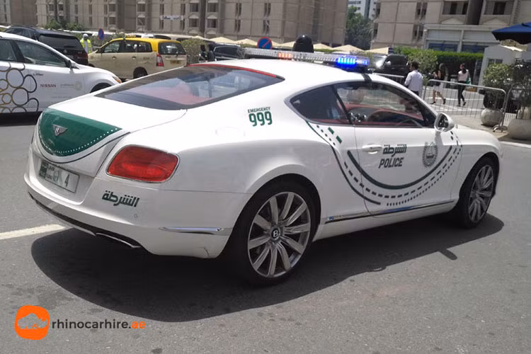 Phần đầu chiếc xe sedan siêu sang Bentley Continental GT của cảnh sát Dubai thu hút người nhìn với lưới tản nhiệt mở rộng, rãnh lưới đan chéo hình vảy rồng. Một trong những chi tiết mang giá trị nghệ thuật cao nhất trên Bentley Continental GT thế hệ thứ ba là hệ thống đèn pha dạng LED Matrix.