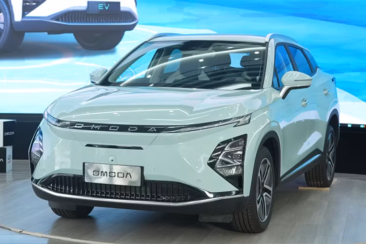 OMODA E5 2024 chạy điện sở hữu phong cách fastback, thân xe thiết kế năng động tạo cảm giác như sự chuyển động của ánh sáng, kết hợp với đèn pha LED, vành xe thể thao sáng màu 18 inch, hòa hợp giữa ánh sáng và bóng tối một cách nghệ thuật. 