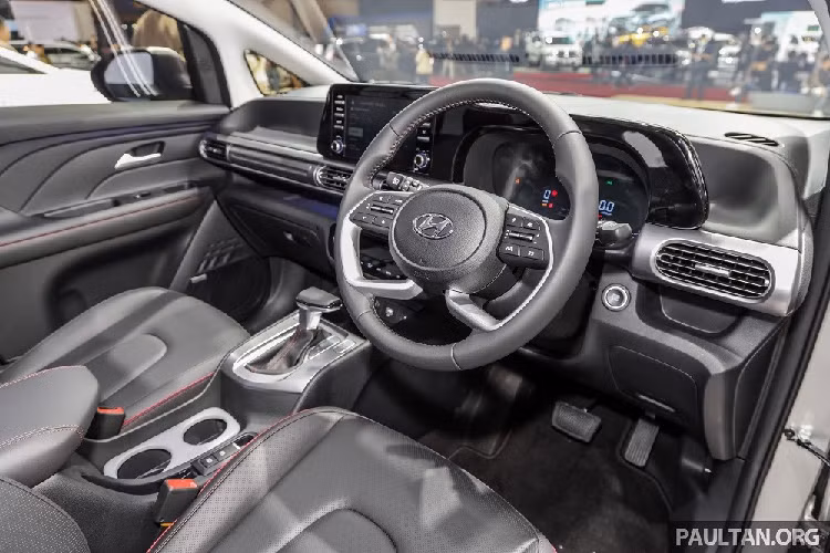 Trái với ngoại thất, nội thất của Hyundai Stargazer X 2024 không thay đổi nhiều về mặt thiết kế. Xe chỉ có thêm ốp đen bóng xung quanh màn hình cảm ứng trung tâm, bảng đồng hồ và khu vực điều khiển điều hòa. Thêm vào đó là chỉ đỏ trên ghế và vô lăng.