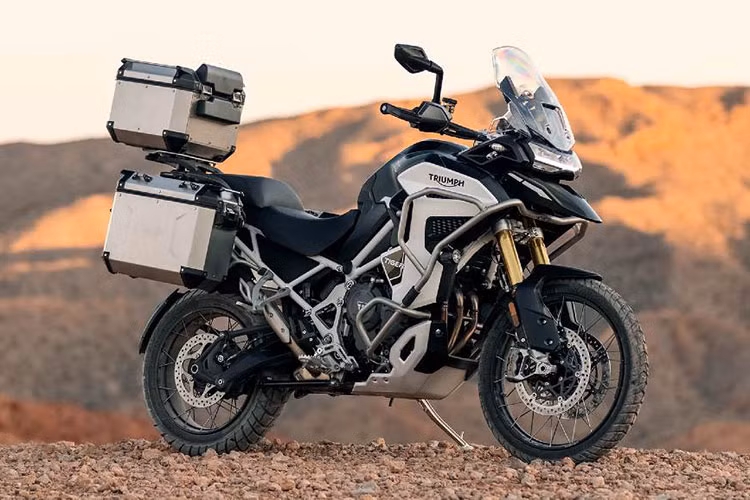 Được biết, Triumph cũng thay thế trục khuỷu cũ bằng trục khuỷu T-Plane với thời nhịp vận hành khác biệt, mang đến cho động cơ thứ âm thanh đặc trực và cải thiện hiệu năng vận hành. Khối động cơ của xe cũng được bố trí tiến về phía trước khung xe nhiều hơn nhờ vào thiết kế két nước làm mát hai ngăn mới, qua đó giúp thân xe thêm gọn gàng hơn.
