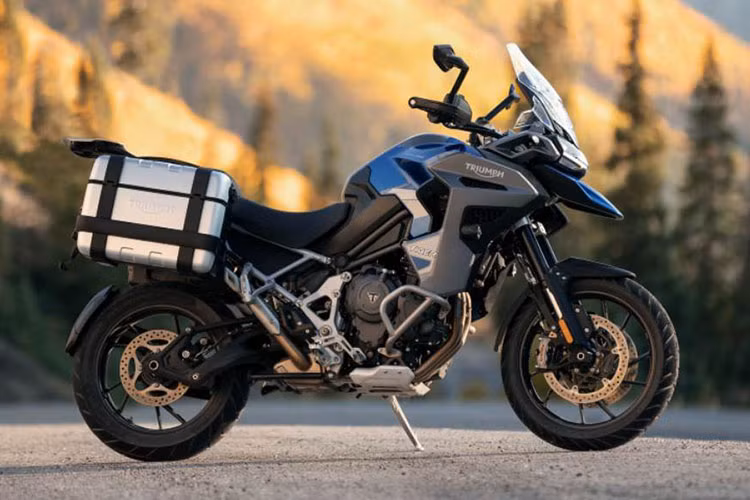 Cụ thể, khối động cơ 3 xylanh dung tích 1.215cc của mẫu xe môtô Triumph Tiger 1200 phiên bản cũ đã được giảm xuống 1.160cc, nhưng lại cho sức mạnh lớn hơn với mức công suất 148 mã lực, tăng 9 mã lực so với bản cũ. Bên cạnh đó, mômen xoắn của xe cũng tăng từ 122 Nm lên 128,8 Nm.