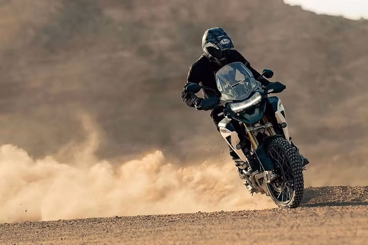 Ngoài ra Triumph Tiger 1200 Explorer còn có thêm các tiện ích giúp tăng sự thoải mái cho người dùng gồm tay lái và yên xe có tính năng sưởi, khung chống đổ bảo vệ động cơ, tính năng giám sát áp suất lốp, và cảm biến rađa giám sát điểm mù.