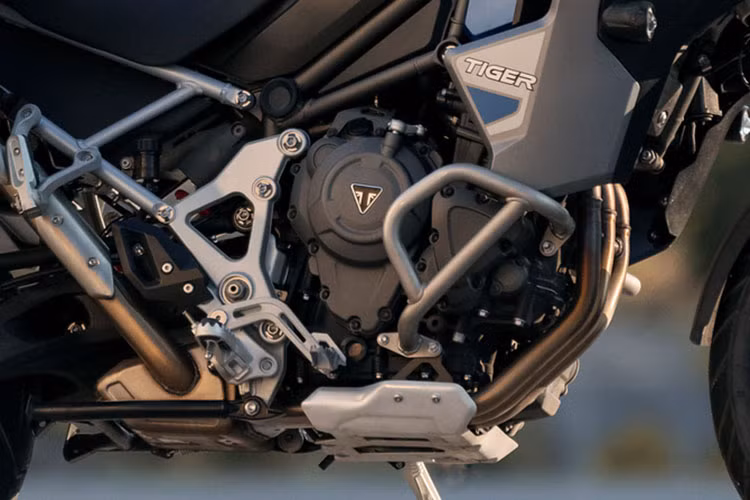 Để giảm trọng lượng cho xe, Triumph đã cải tiến các trang bị như càng sau, khung phụ mới bằng nhôm bắt vào khung chính bằng đai ốc thay vì khung liền. Bên cạnh đó hãng xe Anh cũng loại bỏ các trang bị không cần thiết như kính chắn gió chỉnh điện.