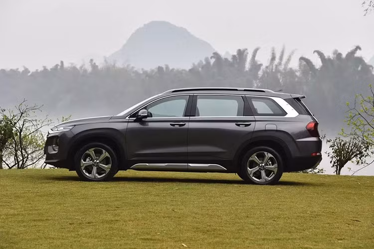 Đến nay, Hyundai SantaFe 2019 mới chính thức được bày bán và công bố giá tại thị trường đông dân nhất thế giới. SantaFe 2019 tại Trung Quốc sở hữu chiều dài 4.930 mm, chiều dài cơ sở 2.865 mm. So với xe ở Việt Nam, phiên bản này dài hơn 160 mm trong khi chiều dài cơ sở tăng 100 mm.