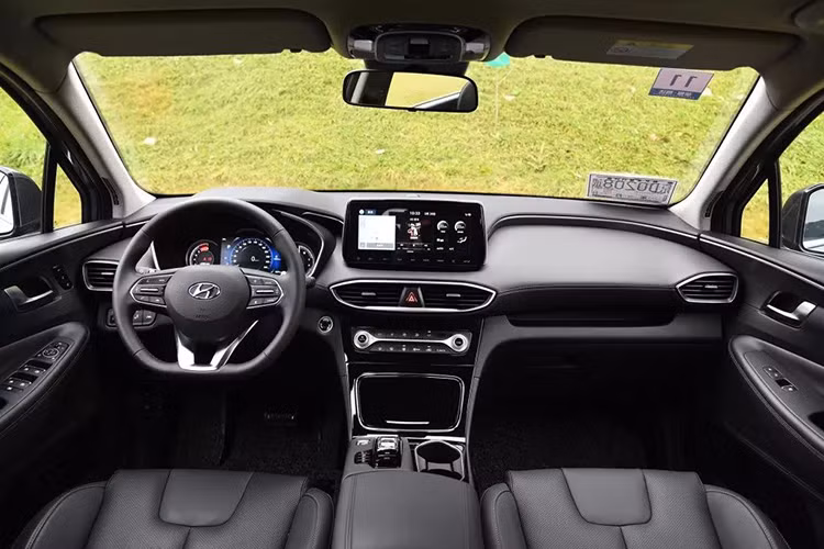 Bên trong Hyundai SantaFe 2019 bản Trung Quốc xuất hiện vô lăng đáy phẳng thể thao, cụm đồng hồ, màn hình thông tin giải trí và cụm điều khiển trung tâm dành riêng cho thị trường này. Trong đó, trên cụm điều khiển trung tâm có những nút bấm được dùng để thay thế cần số truyền thống theo phong cách của Hyundai Palisade 2020. Hệ thống ra lệnh bằng giọng nói Baidu Duer cũng là trang bị.