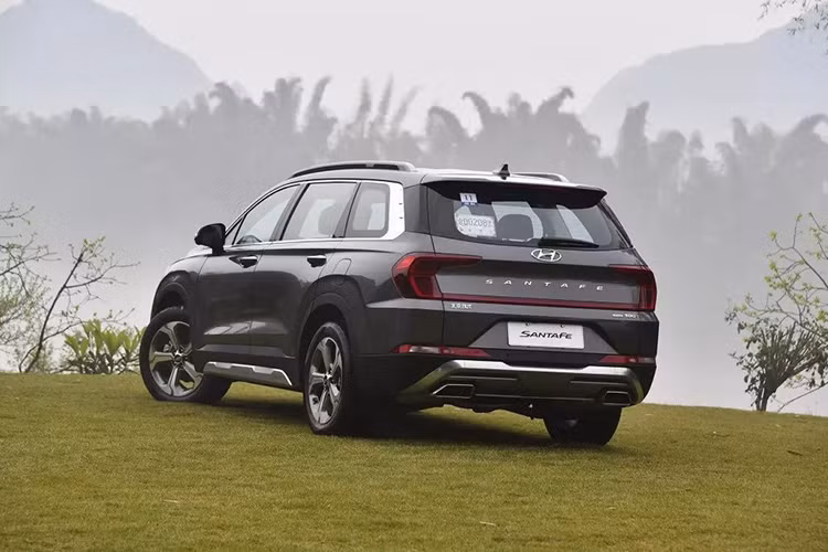 Cụ thể, cụm đèn hậu của Hyundai SantaFe 2019 phiên bản Trung Quốc không có thiết kế thanh mảnh, nối với nhau bằng thanh mạ crôm trên cửa cốp như xe ở những thị trường khác. Thay vào đó, cụm đèn hậu của Hyundai SantaFe 2019 ở Trung Quốc lại nối liền với nhau. Ngay cả tạo hình bên trong cụm đèn hậu cũng được làm mới.