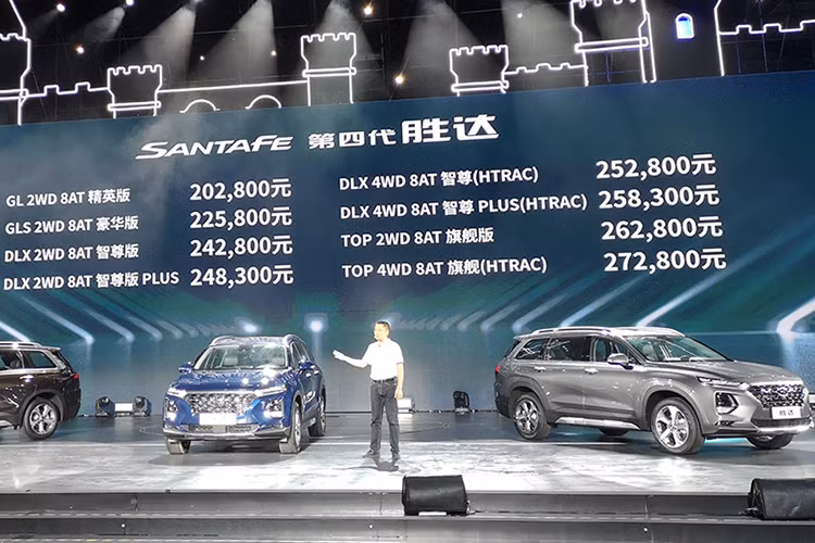 Cái giá này có lẽ một lần nữa lại khiến người Việt "phát hờn" vì Hyundai SantaFe 2019 tại Việt Nam hiện có giá dao động từ 995 triệu đến 1,245 tỷ đồng cho 7 phiên bản. Nói cách khác, SantaFe 2019 tại Việt Nam đắt hơn đáng kể so với xe ở Trung Quốc mà trang bị thì không thể sánh bằng.