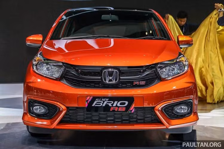 Có thể thấy sự tương đồng giữa mẫu xe cỡ nhỏ Honda Brio 2019 và Amaze 2018 thông qua thiết kế lưới tản nhiệt cũng như cụm đèn pha. Thú vị hơn, xe còn giữ lại nhiều nét thiết kế của thế hệ đầu tiên như cản trước, cửa trước, tay nắm cửa, đường cắt bên sườn, vỏ gương ngoại thất và chi tiết bằng nhựa màu đen ở cột A.