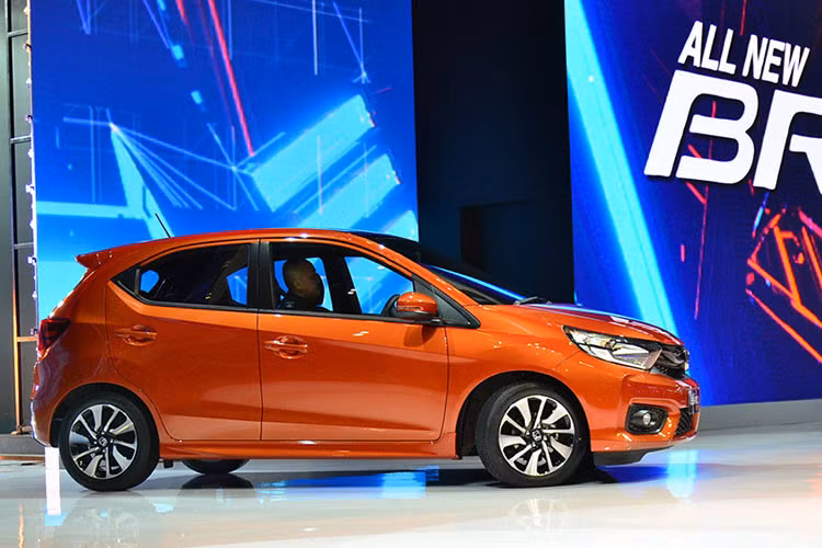Thiết kế mới của Brio phiên bản 2019 tương đồng với những sản phẩm toàn cầu khác trong gia đình Honda hiện tại đang bán ra. Xe sở hữu nhiều chi tiết giống với mẫu sedan "bé hạt tiêu" Amaze 2018. Điều này không có gì lạ vì Honda Brio 2019 và Amaze 2018 vốn dùng chung cơ sở gầm bệ, động cơ và cả nội thất.