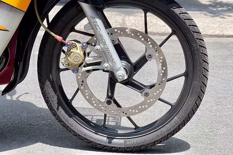 Bộ yên của xe cũng còn giữ nguyên "phom" cùng lớp giả da sần đi kèm tay xách "zin". Bộ gắp sau đã được làm mới lại nhưng vẫn giữ theo phong cách nguyên bản và đặc biệt là bộ tem Suzuki Satria 120 đời 2000 nâng cấp cho xe của nhà sản xuất trước đây.