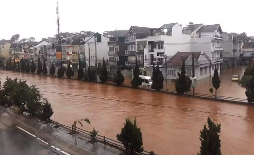 Pho nui Da Lat chim sau trong bien nuoc vi mua khong ngung nghi