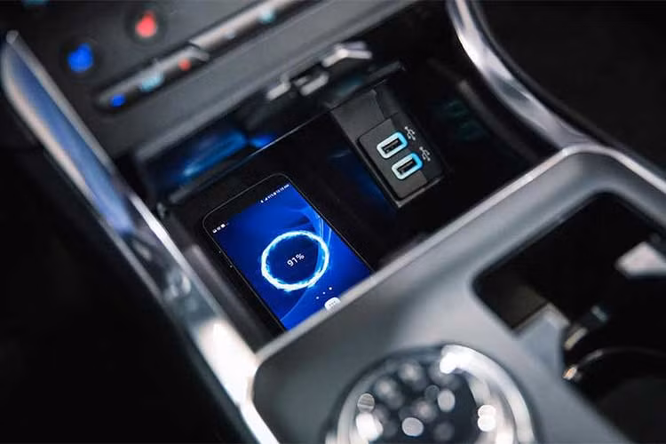 Được biết, những mẫu Ford Edge được trang bị hộp số tự động sẽ đi kèm với núm sang số dạng xoay thay vì cần gạt như hiện tại. Bên cạnh đó, bệ trung tâm cũng được thiết kế lại với kích thước lớn hơn và hệ thống thông tin giải trí của xe được nâng cấp lên phiên bản SYNC3 mới nhất. 
