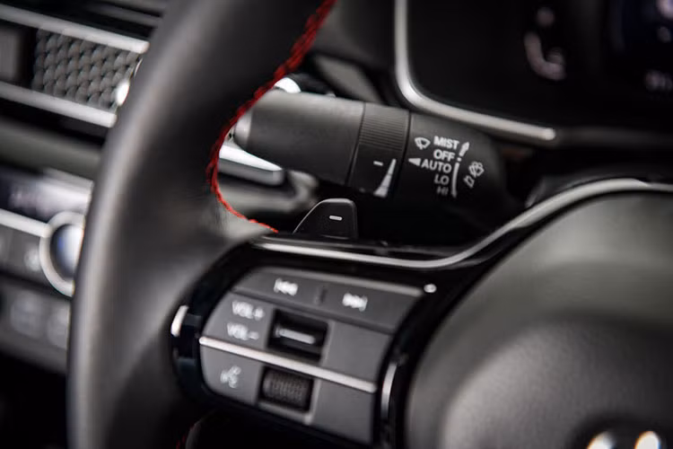 Theo số liệu Honda công bố, Honda Civic thế hệ mới có mức tiêu thụ nhiên liệu trên đường hỗn hợp của thế hệ mới là 17,2 km/L (tương đương 5,8L/100km). Nhưng nó sẽ có mức tiêu thụ nhiên liệu tốt hơn nếu xe được trang bị công nghệ Idle Stopping (chức năng tắt máy tạm thời).