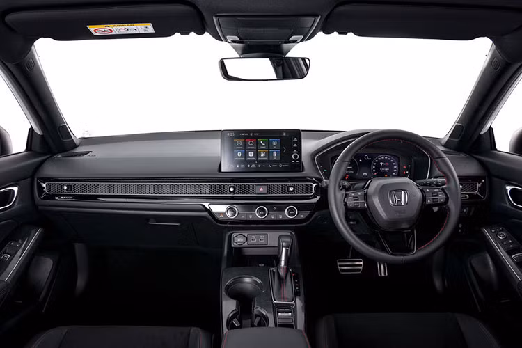 Civic RS 2022 mới có Honda Connect với màn hình cảm ứng 9 inch, Apple CarPlay không dây và chức năng điều khiển xe từ xa thông qua ứng dụng điện thoại thông minh. Bản thấp cấp hơn sẽ được trang bị màn hình 7 inch, Apple Carplay có dây. Trên phiên bản RS và EL sẽ có 8 loa nhưng không phải là loa Bose.