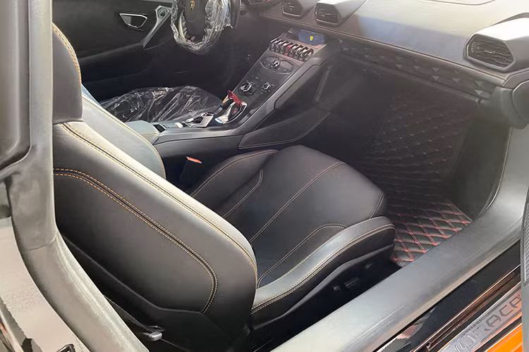Với sức mạnh này, Huracan LP610-4 có thể tăng tốc 0-100 km/h trong 3,2 giây và đạt vận tốc tối đa 330 km/h. Lamborghini cung cấp cho Huracan ba chế độ lái Strada (Đường phố), Sport (thể thao) và Corsa (đua). Mỗi chế độ sẽ tối ưu hóa hệ thống truyền động của từng cầu xe, độ đầm của vô-lăng và phân phối lực kéo tới từng bánh xe.