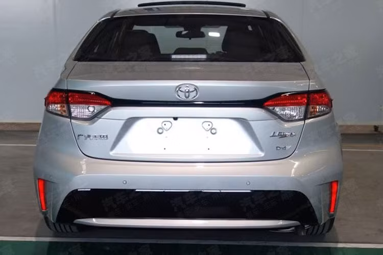 Vòng ra bên sườn, chúng ta có thể bắt gặp 3 loại vành la-zăng khác nhau với đường kính từ 15 - 17 inch, tùy phiên bản. Trong đó, bản cao cấp nhất dùng vành hợp kim 5 chấu kép phối 2 màu thể thao. Phía sau, cụm đèn hậu LED được bao quanh và nối liền bằng dải màu đen bóng thanh mảnh. Trên cản sau của mẫu sedan cỡ C này có một mảng màu đen bóng khá lớn và cặp đèn phản quang nằm dọc ở 2 góc.