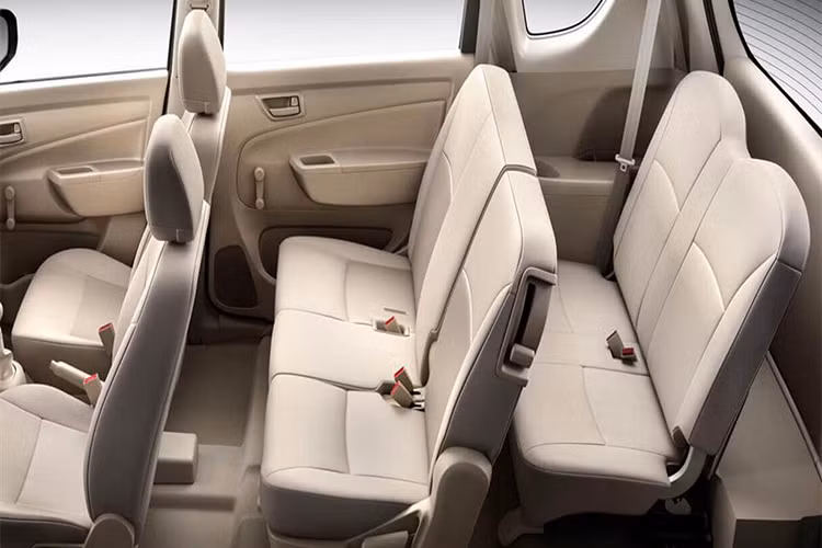 Ngoài ra, Suzuki Ertiga 2018 sở hữu màn hình giải trí 6,8 inch tương thích với smartphone, nút bấm khởi động, ghế lái chỉnh độ cao, gương chiếu hậu chỉnh gập điện, vô-lăng điều chỉnh độ nghiêng, dàn âm thanh 4 loa (2 trước + 2 sau). Xe vẫn thiếu hệ thống điều hòa tự động – một điểm khá đáng tiếc với một mẫu xe đời 2018 vẫn điều hòa chỉnh tay.
