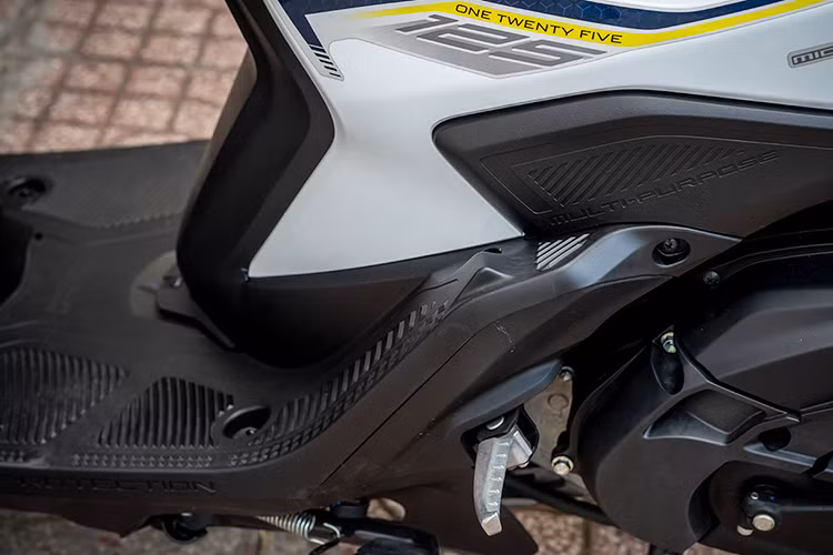 Yamaha Gear 125 có thiết kế mới lạ với cốp có nắp khóa bảo vệ tốt đồ dùng cá nhân. Chưa hết bộ cổng sạc thông minh cho phép người điều khiển vừa di chuyển vừa sạc thiết bị di động dễ dạng. Ngăn chứa thông minh vừa đựng điện thoại vừa sạc là vô cùng hợp lý.