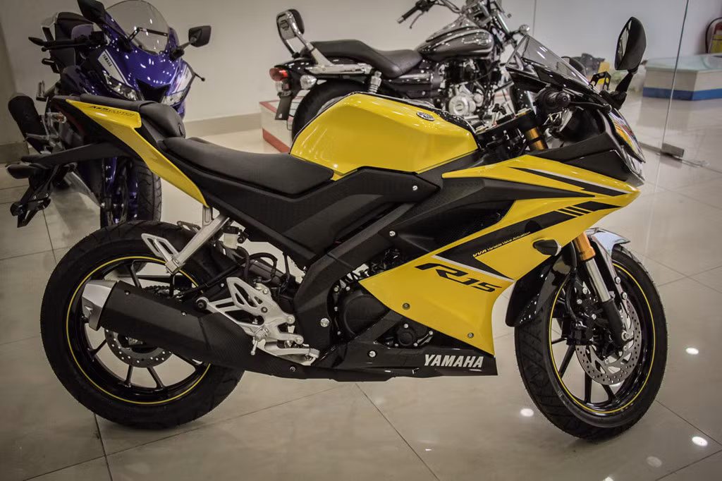 Mẫu xe này được Yamaha phân phối chính hãng với mức giá gần 93 triệu đồng, tuy nhiên lại chỉ có một phiên bản màu xanh GP.