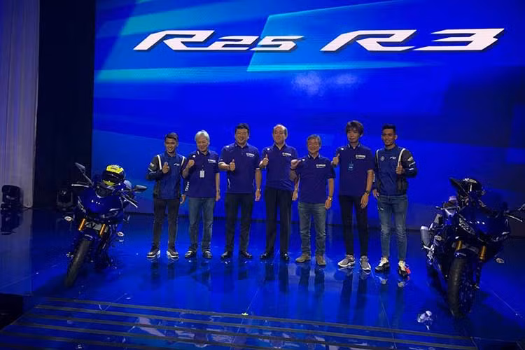 Tùy từng thị trường, Yamaha R25/R3 2019 sẽ được bán với các màu xanh, đỏ mờ, trắng hoặc đen. Thời điểm bán ra của chiếc xe là vào khoảng tháng 3/2019 với mức giá chưa được công bố. Tại thị trường Việt Nam, bộ đôi xe môtô cỡ nhỏ Yamaha mới này dự tính sẽ được ra mắt vào khoảng đầu 2019.