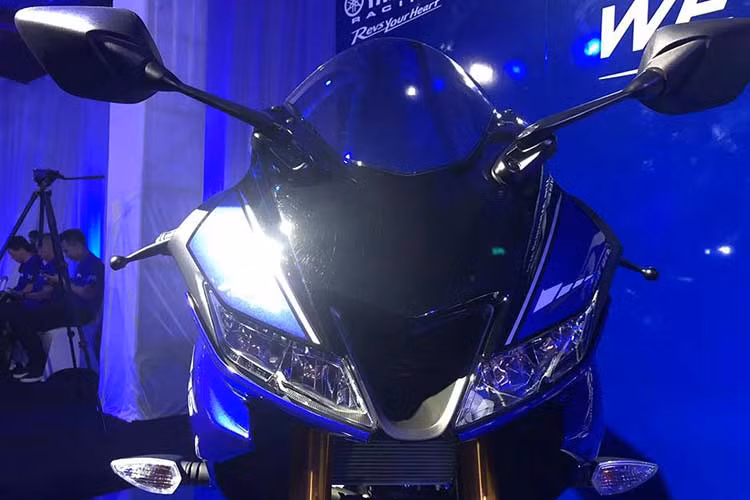 Thiết kế phần đầu của mẫu xe môtô Yamaha R3 và R25 2019 nổi bật nhất chính là bộ mặt trước của xe với cặp đèn pha kép và hốc gió nằm chính giữa, R3 mới trông khá giống với một số dòng superbike và sportbike khác như Honda CBR600RR 2008 hay "người anh em" Yamaha R6.