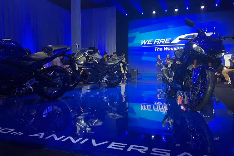 Trong khi đó, trái tim của người anh em Yamaha R25 2019 cũng vẫn sẽ là động cơ xylanh đôi, dung tích 250cc, DOHC, sản sinh công suất 36 mã lực và mômen xoắn 22,6 Nm. Tuy nhiên theo hãng xe máy Yamaha, nhờ có thân xe tối ưu khí động học hơn, hãng xe này cũng khẳng định tốc độ tối đa của R3 và R25 mới đã tăng tới hơn 8km/h so với đời xe cũ.