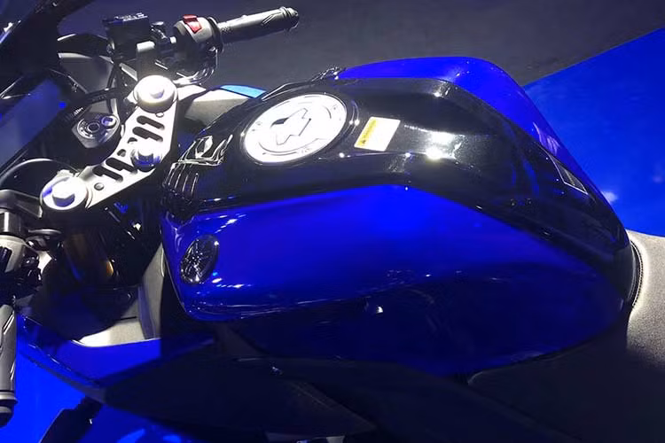 Bên cạnh tay lái, các cùm công tắc cũng đã được Yamaha thiết kế lại hoàn toàn, với nút còi đổi chỗ cho công tắc xi-nhan ở cùm trái và bổ sung thêm công tắc đèn hazard ở cùm phải. Trên ốp bình xăng của chiếc hai chiếc xe môtô thể thao cỡ nhỏ mới nhà Yamaha cũng được xẻ rãnh trang trí dạng mang cá mập như các dòng sportbike R-Series khác của hãng.