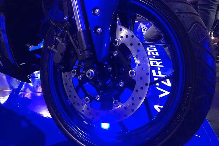 Ngoài kiểu dáng, Yamaha đã cải tiến khá nhiều chi tiết của R3/R25 2019, khiến cảm giác lái và tính công thái của chiếc xe thay đổi. Trong đó, nổi bật nhất là sự xuất hiện của cặp phuộc hành trình ngược USD ở phía trước. Được sản xuất bởi KYB, Yamaha cho biết cặp phuộc này sẽ khiến cho dàn đầu xe cứng cáp hơn, ổn định hơn so với đời cũ, trong khi vẫn có thể dễ dàng dập tắt các rung động từ mặt đường.