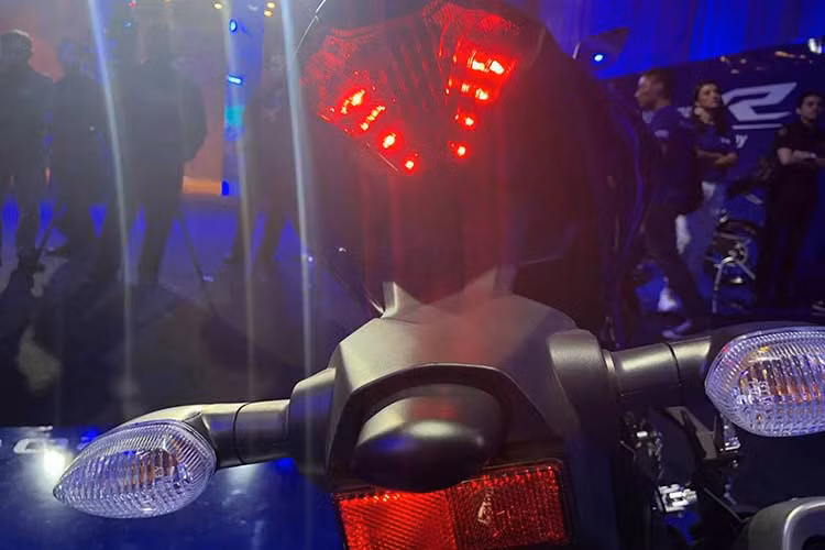 Từ khu vực yên xe trở về sau, R3/R25 2019 hoàn toàn không có sự thay đổi về thiết kế so với phiên bản hiện tại. Xe sở hữu trong lượng không đổi là 169k, gung tích bình vẫn giữ nguyên 14l. Theo đại diện Yamaha cho hay, vị trí ngồi của xe khá thoải mái, khiến việc điều khiển xe rất dễ dàng trên cả đường đua lẫn đường phố - thậm chí là đi "phuợt".