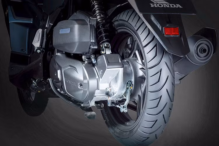 Về động cơ, Honda vẫn đưa tới Air Blade 2021 cụm động cơ eSP, xy lanh đơn làm mát bằng dung dịch. Trong đó, phiên bản 125cc sản sinh công suất cực đại 11.26 mã lực tại 8500 vòng/phút và mô-men xoắn cực đại 11.26 Nm tại 5000 vòng/phút. Phiên bản 150cc với động cơ dung tích 149.3cc, sản sinh công suất tối đa 12.8 mã lực tại 8500 vòng/phút và mô-men xoắn cực đại 13.3 Nm tại 5000 vòng/phút. 