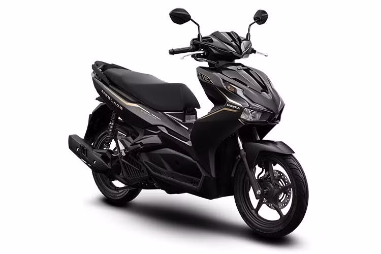 Cụ thể phiên bản Honda Air Blade 125cc 2021 mới phiên bản đặc biệt được bổ sung màu đen liền khối thay vì các mảng vàng đồng như trước. Bên cạnh đó, tem xe cũng được thay thế bằng một tia chớp vàng đồng chính giữa thân xe, tạo điểm nhấn và hiệu ứng thị giác cao. 