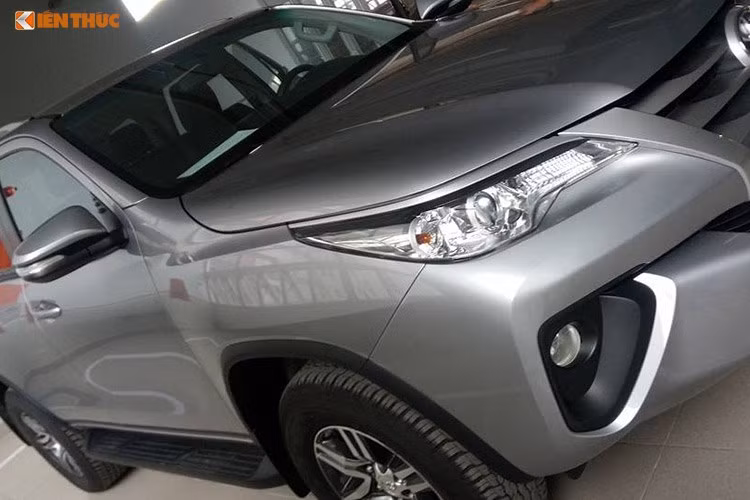 Về kích thước, mẫu xe SUV tầm trung đình đám nhà Toyota vẫn sở hữu kích thước dài, rộng, cao của xe lần lượt là 4.795 x 1.855 x 1.835mm. Bên cạnh đó, chiều dài trục cơ sở gần như không đổi so với phiên bản cũ. Khoảng sáng gầm xe tăng lên từ 220 lên 225mm. Lưới tản nhiệt chỉ còn 2 thanh kim loại vắt ngang với một đường viền crôm chữ V.