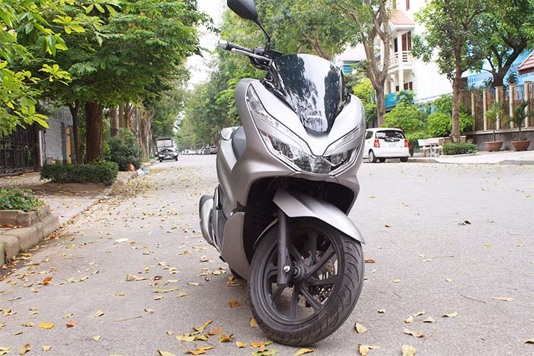 Về ngoại hình, Honda PCX 2018 đã pha trộn những nét tinh túy nhất trên hai bản nâng cấp của thế hệ đầu tiên để tạo nên một chiếc xe đẹp mắt và gợi cảm bằng những đường cong ấn tượng. Thêm vào đó là sự kết nối liền mạch giữa các mảng ốp nhựa trên thân xe với thiết kế mới của Honda mang lại vẻ tổng thể hài hòa từ phần đầu cho tới phần đuôi xe.