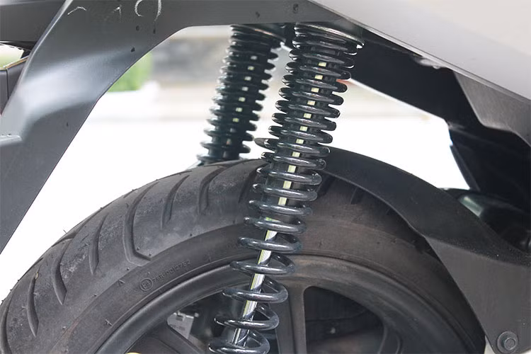 Khung xe chuyển từ dạng Underbone sang dạng khung treo võng đôi, giúp tăng độ vững chắc cho hệ thống khung sườn, tăng khả năng điều khiển, đồng thời khai thác triệt để được công suất động cơ. Phuộc trước của xe không thay đổi so với thế hệ cũ, tuy nhiên ống phuộc sau cũng đã được đặt lại ở phía sau thân xe giúp ổn định hơn. 