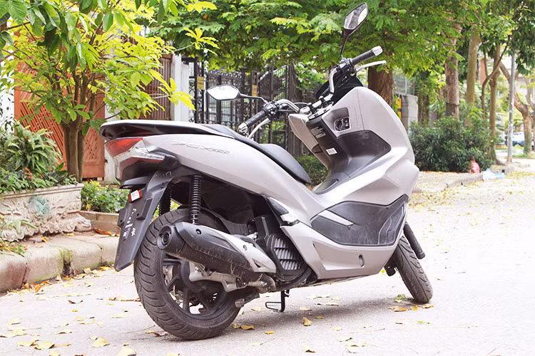 Honda PCX phiên bản 150 thế hệ mới vẫn giữ ý tưởng về kiểu dáng của các dòng PCX thế hệ trước, thậm chí nó không khác nhiều so với phiên bản 2016. Tuy nhiên, nó được thiết kế lại thanh thoát hơn đời cũ, bên cạnh đó cũng được hãng xe máy Honda cũng đã đưa vào thêm những chi tiết hiện đại và cao cấp để tạo vẻ “linh hoạt và năng động”.