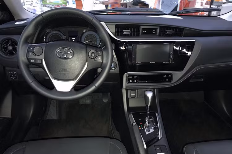 Tương tự như ngoại thất, nội thất của Corolla Altis 2018 cũng chỉ có một vài thay đổi nhỏ, chưa thực sự tạo được sức hấp dẫn. Bảng táp-lô được điều chỉnh dễ dàng sử dụng hơn, cửa gió điều hoà 2 bên dạng tròn cùng màn hình hiển thị đa thông tin TFT 4.2 inch được tinh chỉnh.