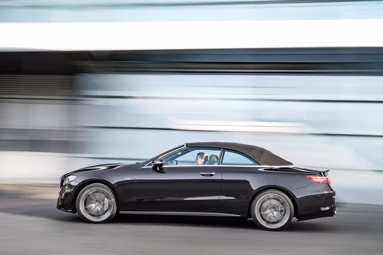 Ngoài động cơ 6 xy-lanh, dòng sedan Mercedes-Benz E-Class 2019 còn được trang bị động cơ 4 xy-lanh tăng áp kép sản sinh công suất 241 mã lực (179 kW / 244 PS) và mô men xoắn 369 Nm (273 lb-ft).